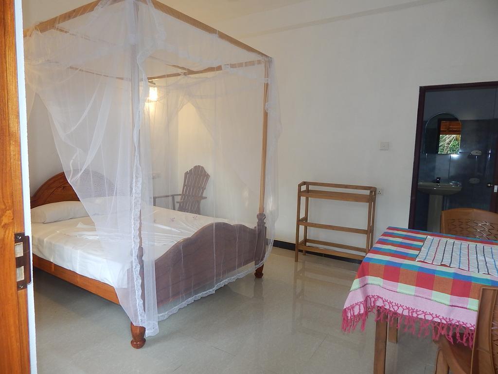 Bed and Breakfast Little Angels Mirissa Zimmer foto